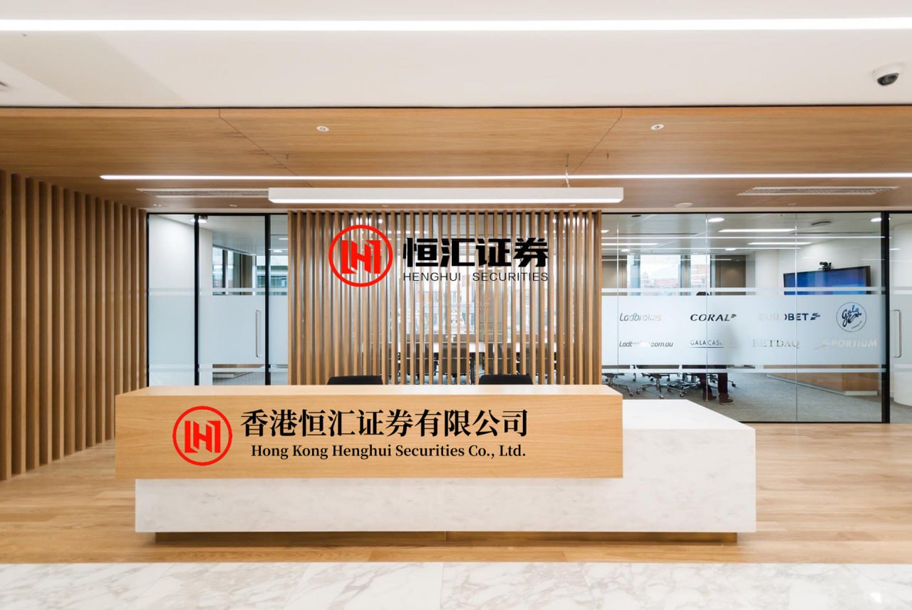 鼎冠策略资 拉塞尔12秒25夺得女子100米栏冠军，吴艳妮13秒16位列第七